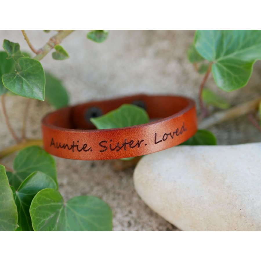 Armband i graverat kamelfärgat läder med tryckknappar
