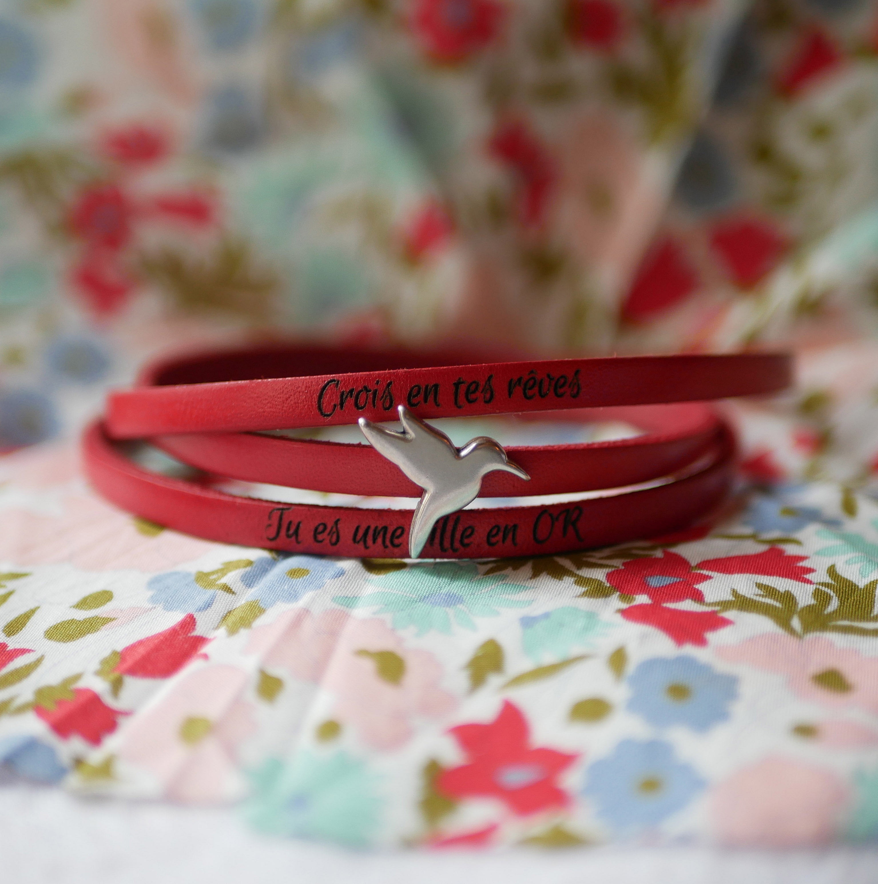 Anpassningsbar l&auml;derrem med flera vred med motiv av stj&auml;rnor, o&auml;ndlighet eller hj&auml;rtan 