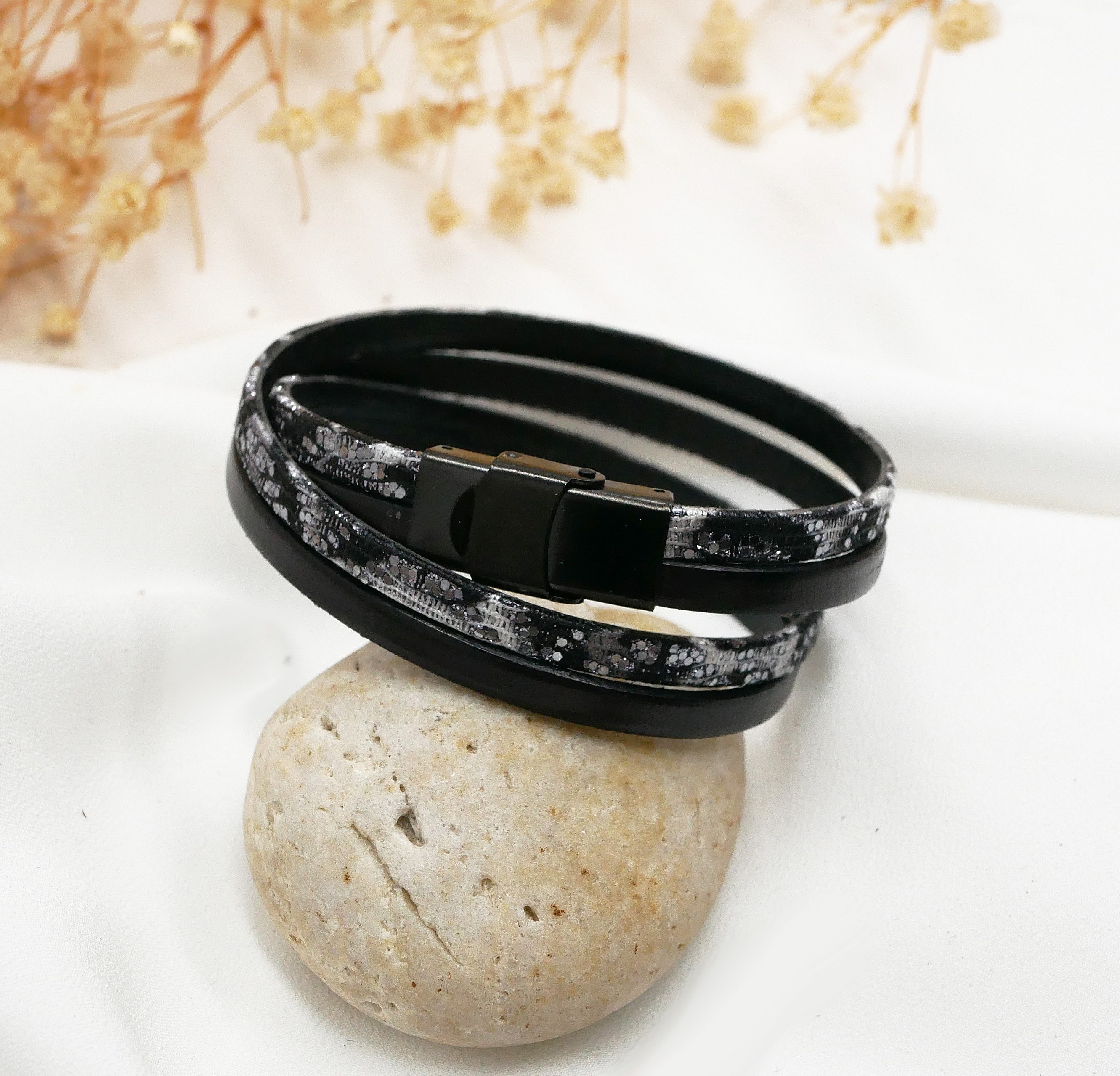 Svart silverf&auml;rgad l&auml;derrem med glitter f&ouml;r personlig anpassning