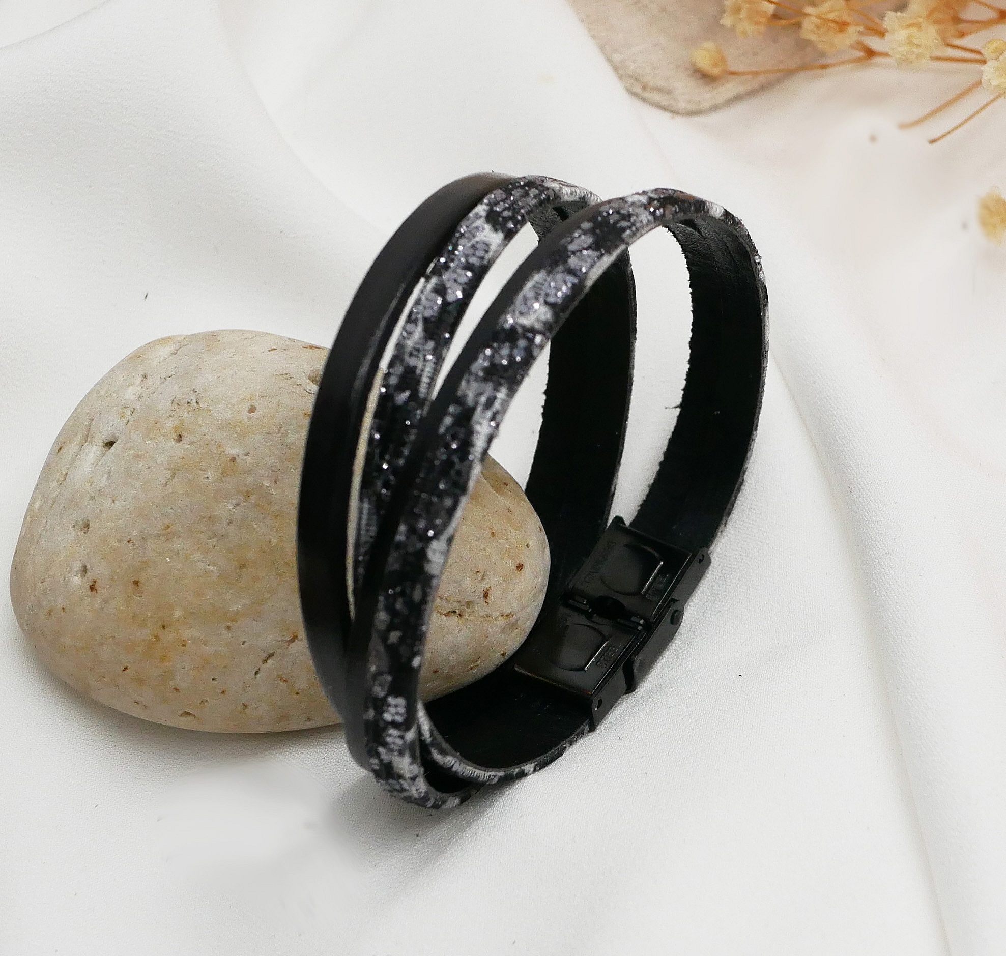 Svart silverf&auml;rgad l&auml;derrem med glitter f&ouml;r personlig anpassning