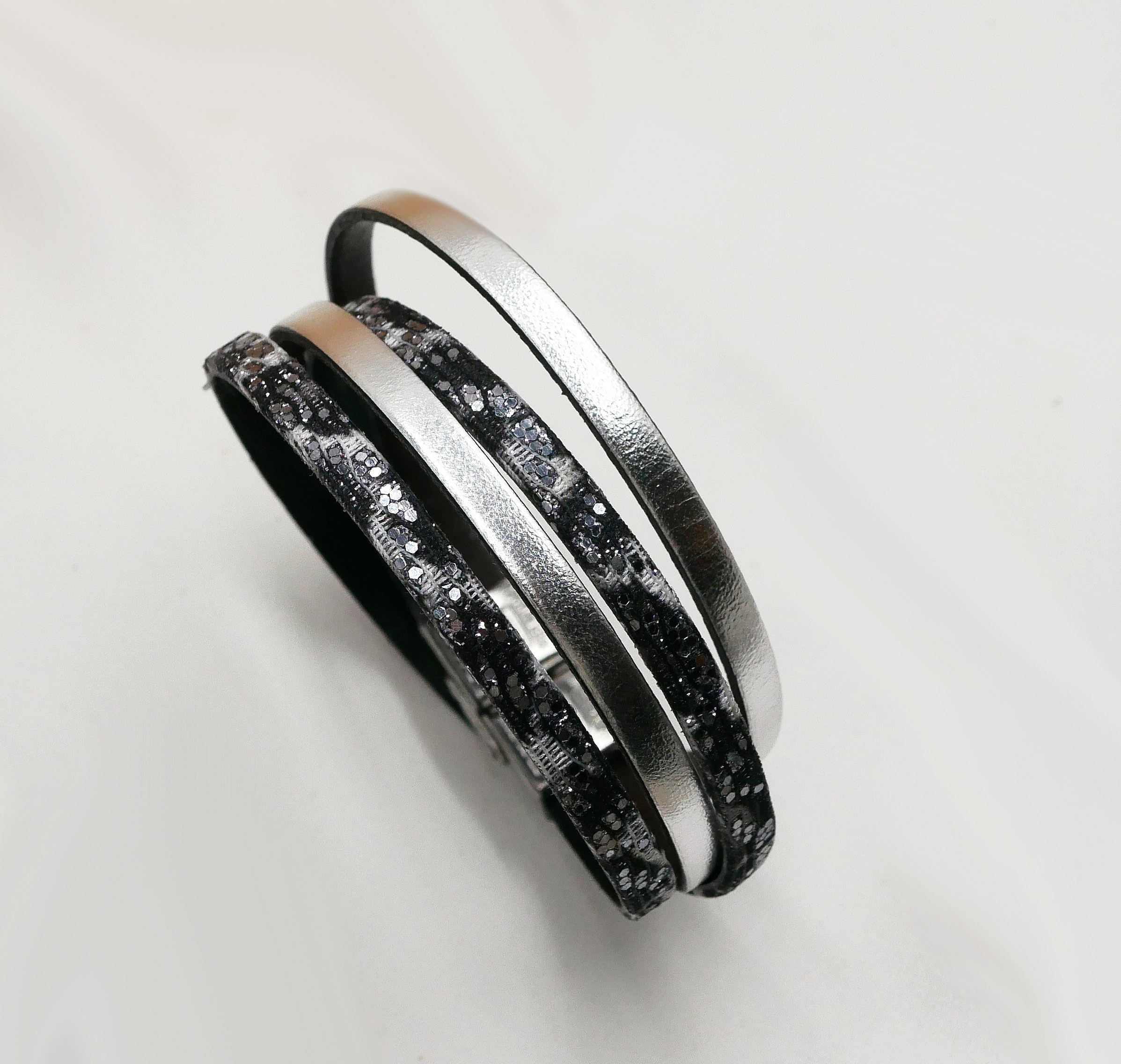 Svart silverf&auml;rgad l&auml;derrem med glitter f&ouml;r personlig anpassning