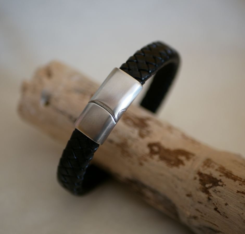 Flätat svart läderarmband för män med magnetiskt stålspänne och glidlås