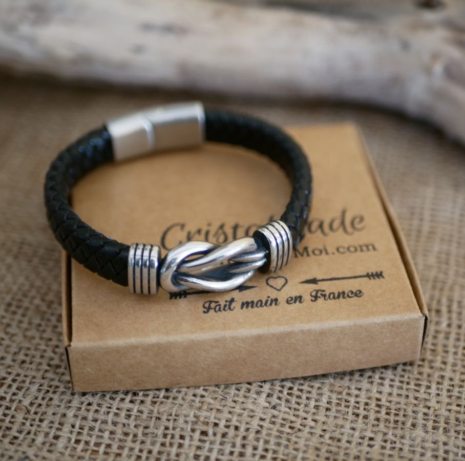 Svart läderarmband med keltisk knut och magnetiskt stålspänne
