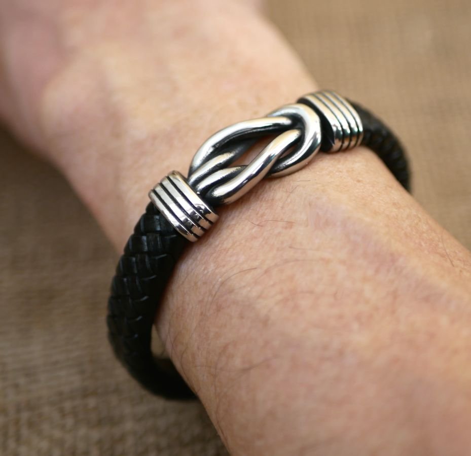 Svart läderarmband med keltisk knut och magnetiskt stålspänne