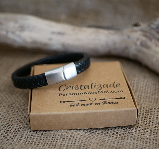 Fl&auml;tat svart l&auml;derarmband f&ouml;r m&auml;n med magnetiskt st&aring;lsp&auml;nne och glidl&aring;s