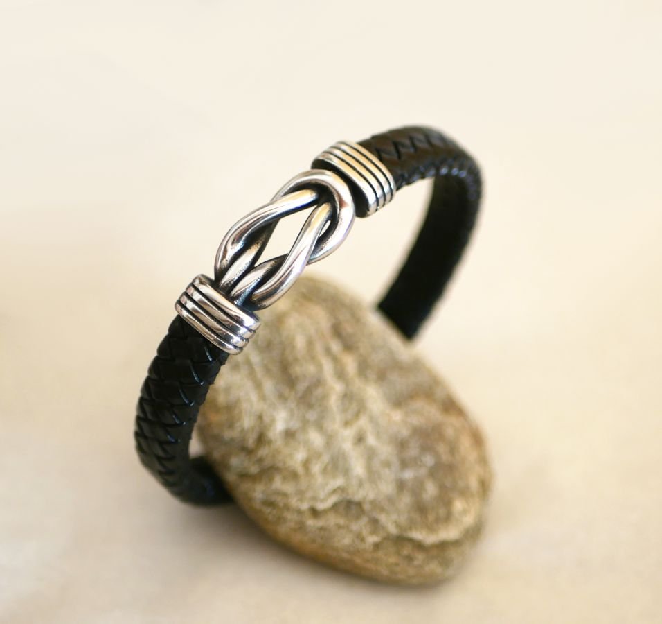 Svart läderarmband med keltisk knut och magnetiskt stålspänne