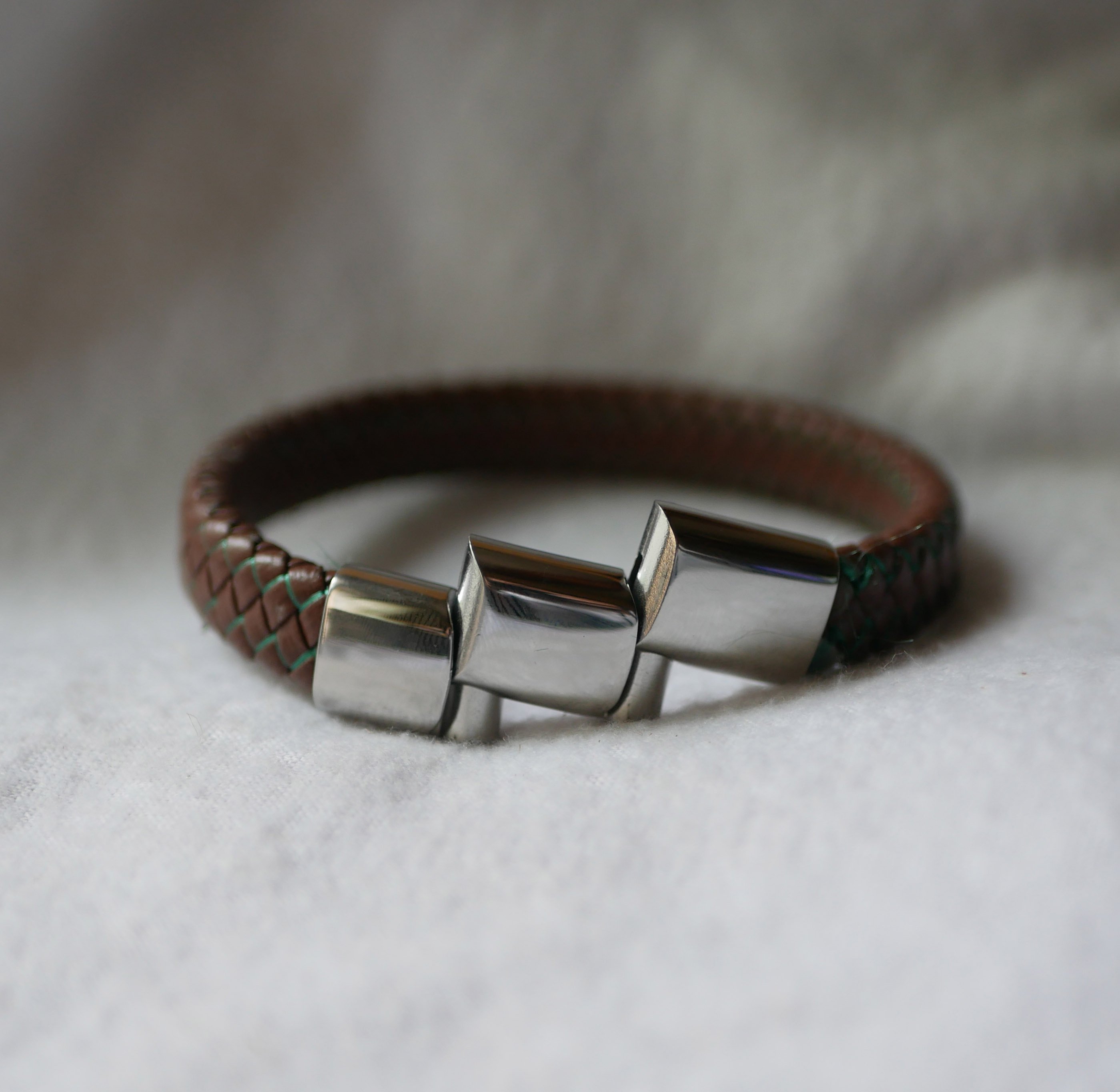 Flätat svart läderarmband för män med magnetiskt stålspänne och glidlås