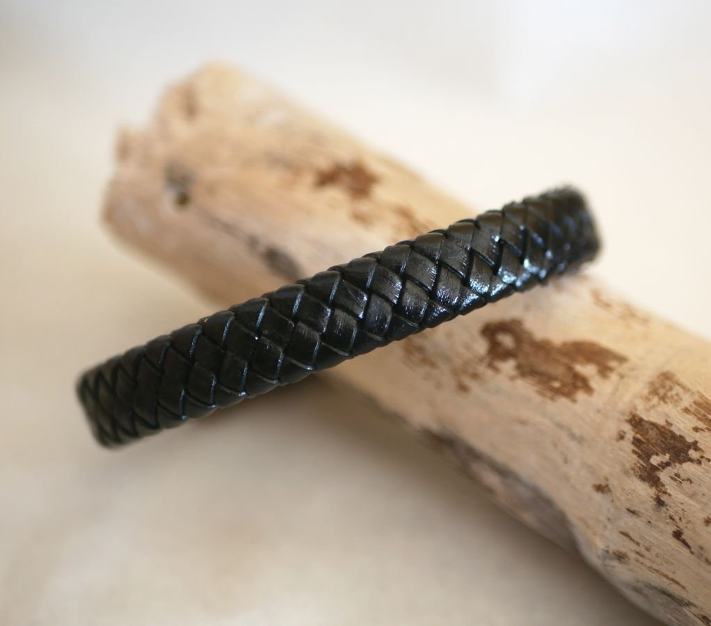 Flätat svart läderarmband för män med magnetiskt stålspänne och glidlås