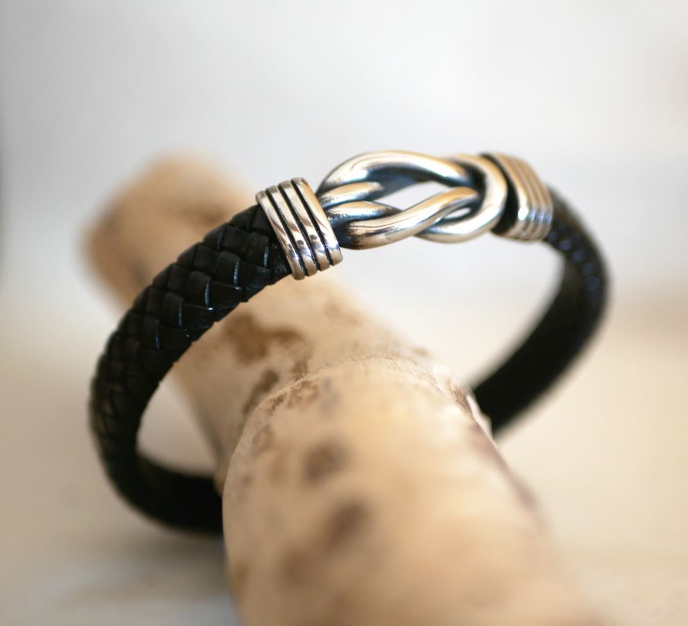 Svart läderarmband med keltisk knut och magnetiskt stålspänne