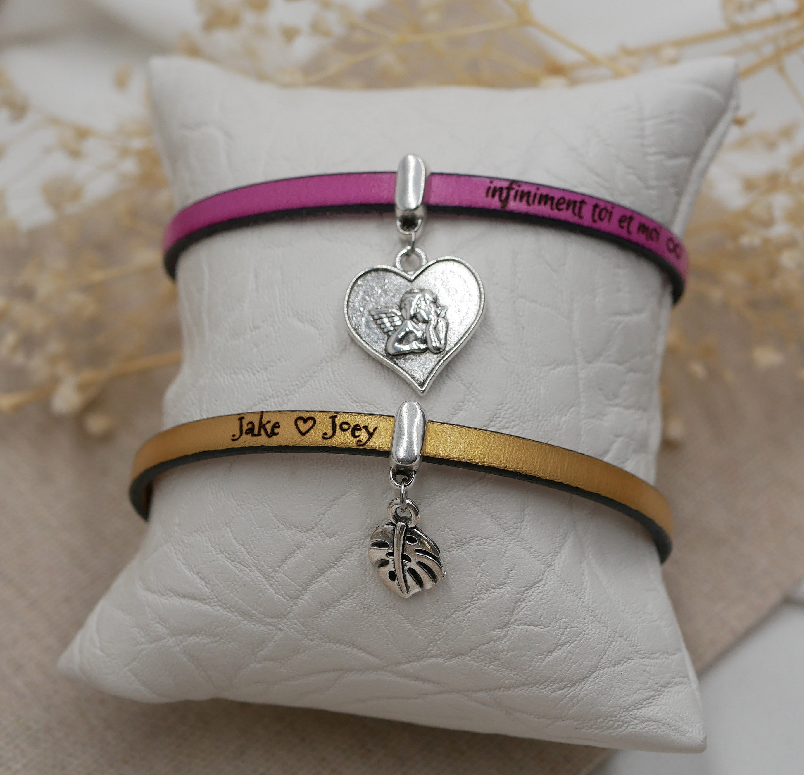 Bracelets en cuir personnalisables avec pendentifs argentés gravés.