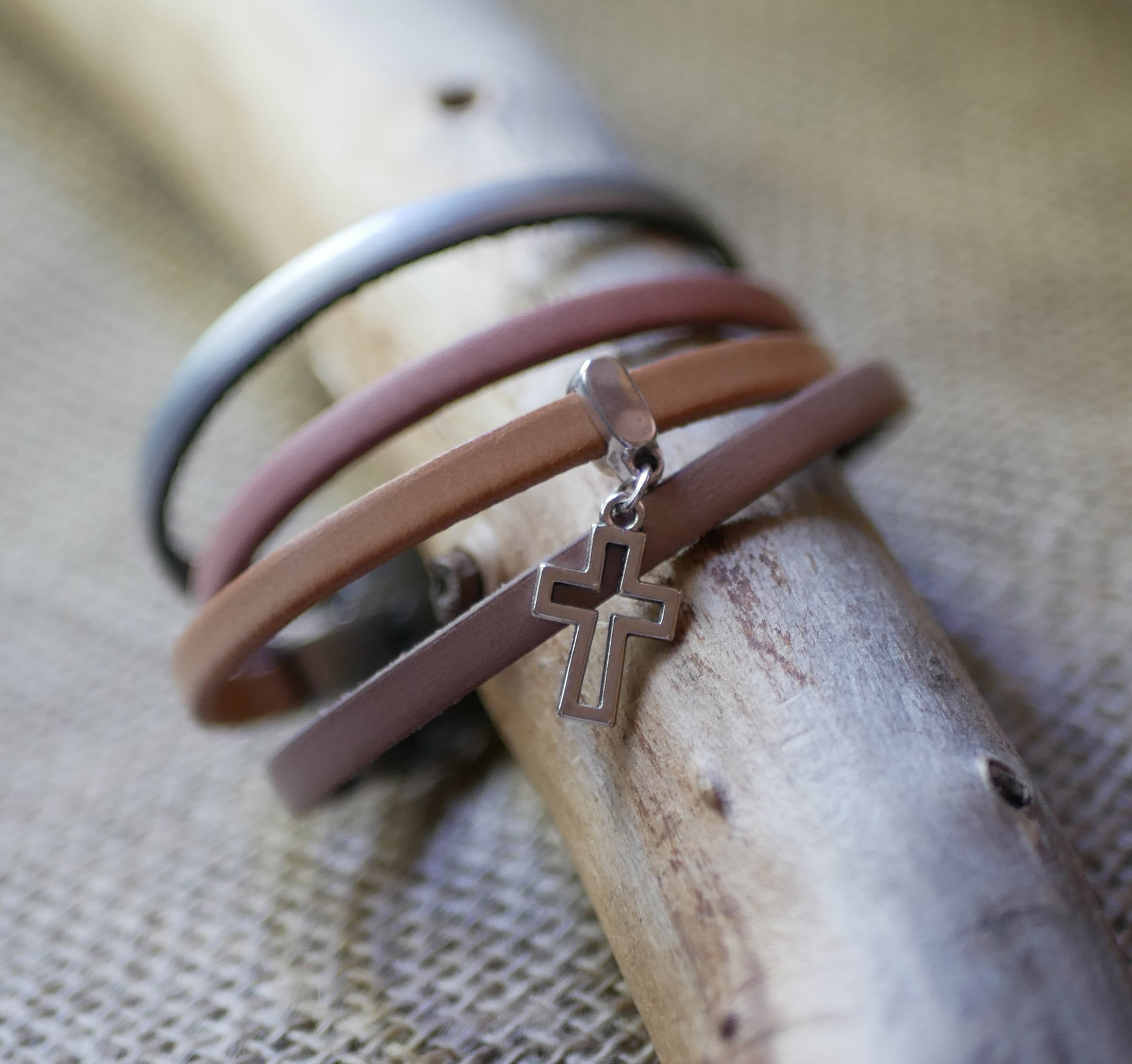 Läderarmband med valfritt hänge, kan anpassas genom gravyr