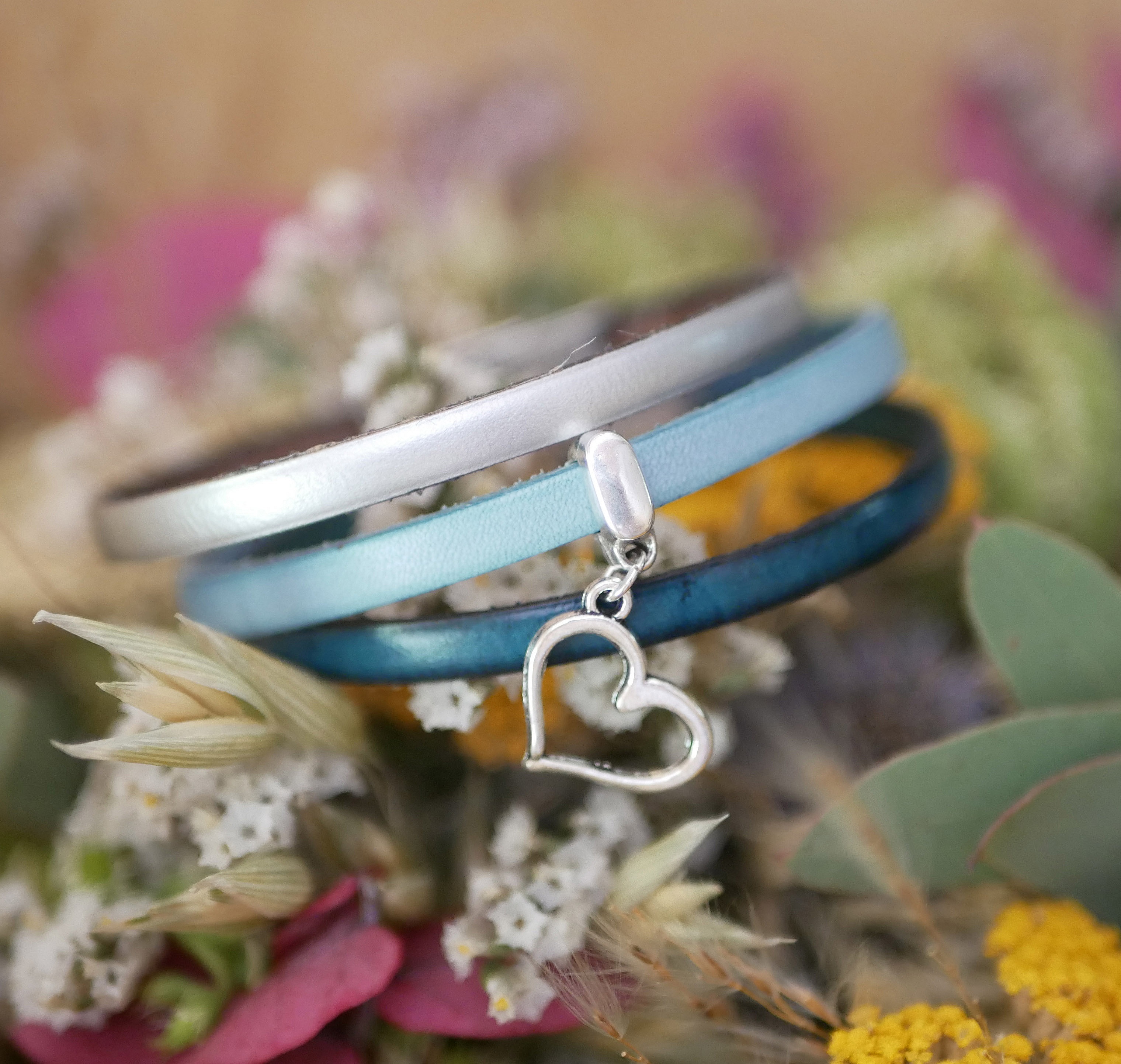 Bracelet cuir personnalisable avec pendentif cœur argenté.