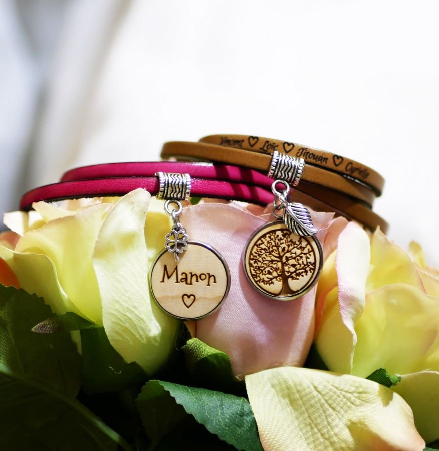Skräddarsytt läderarmband med graverad träcabochon