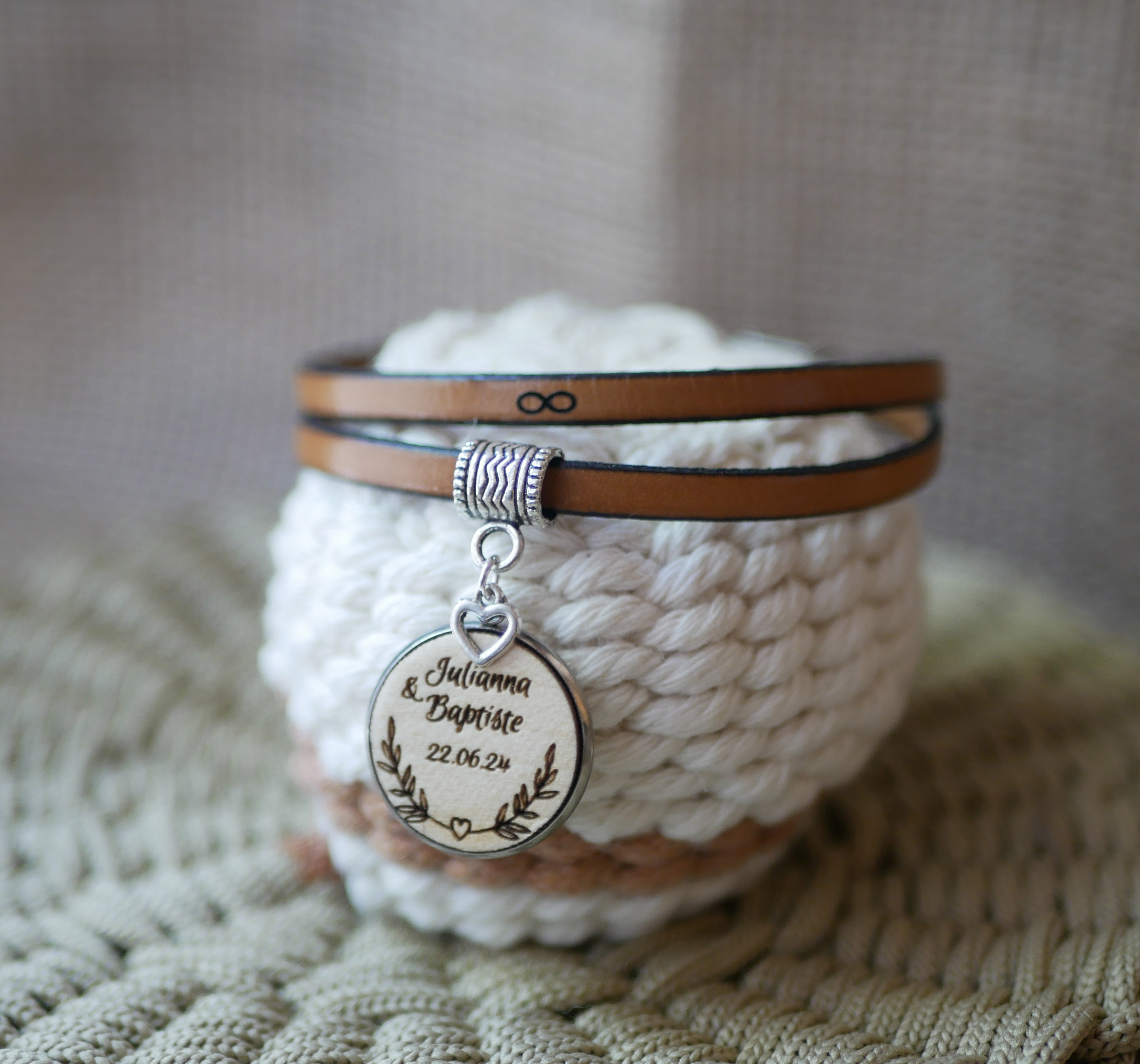 Skräddarsytt läderarmband med graverad träcabochon