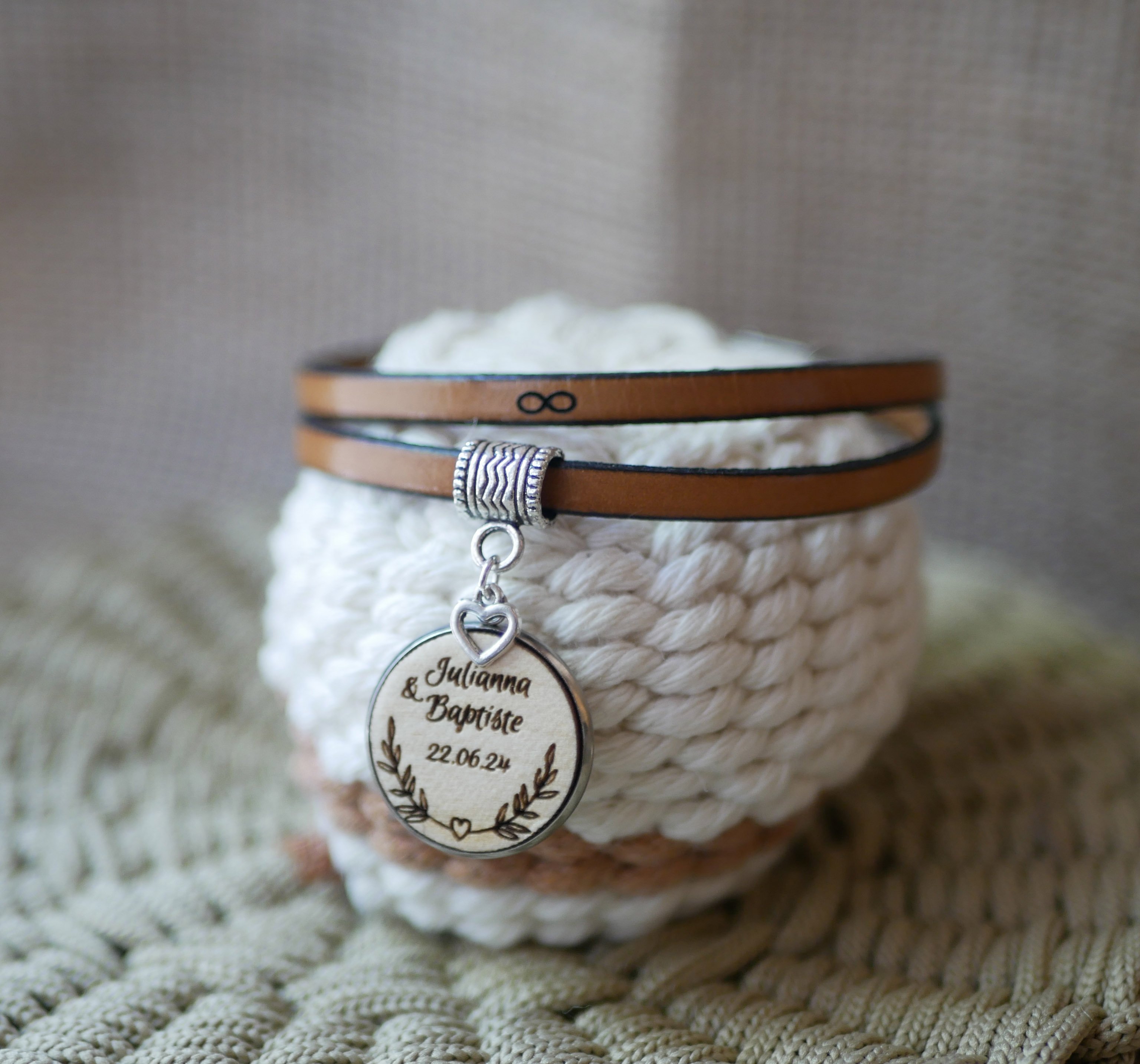Skräddarsytt läderarmband med graverad träcabochon