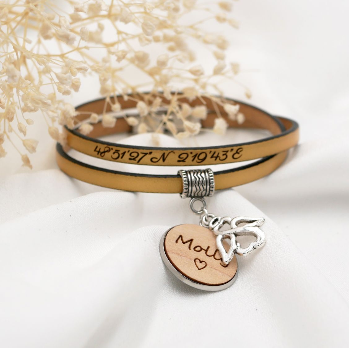 Skräddarsytt läderarmband med graverad träcabochon