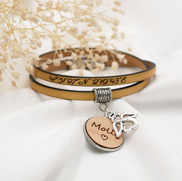 Skr&auml;ddarsytt l&auml;derarmband med graverad tr&auml;cabochon