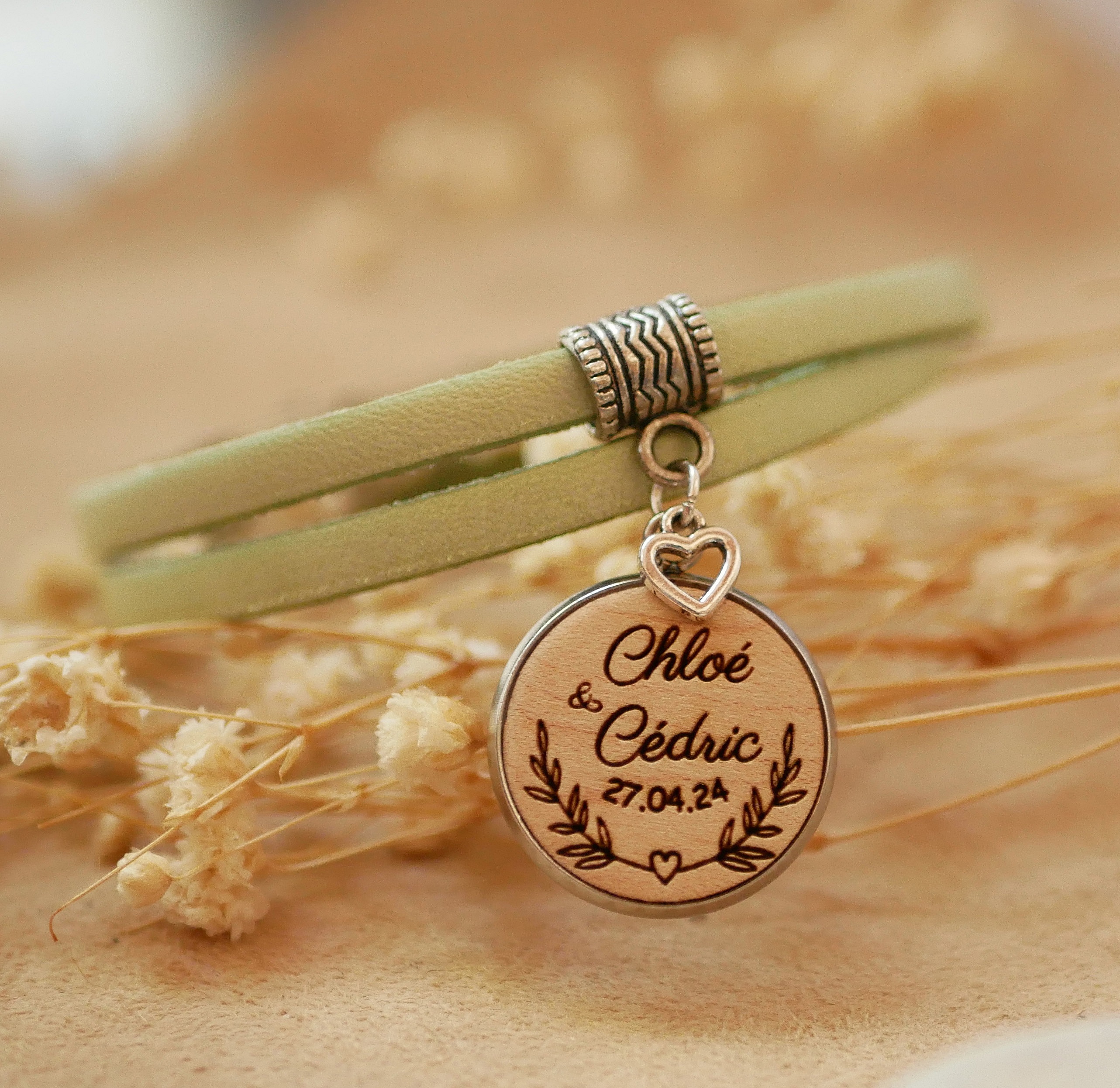 Skr&auml;ddarsytt l&auml;derarmband med graverad tr&auml;cabochon