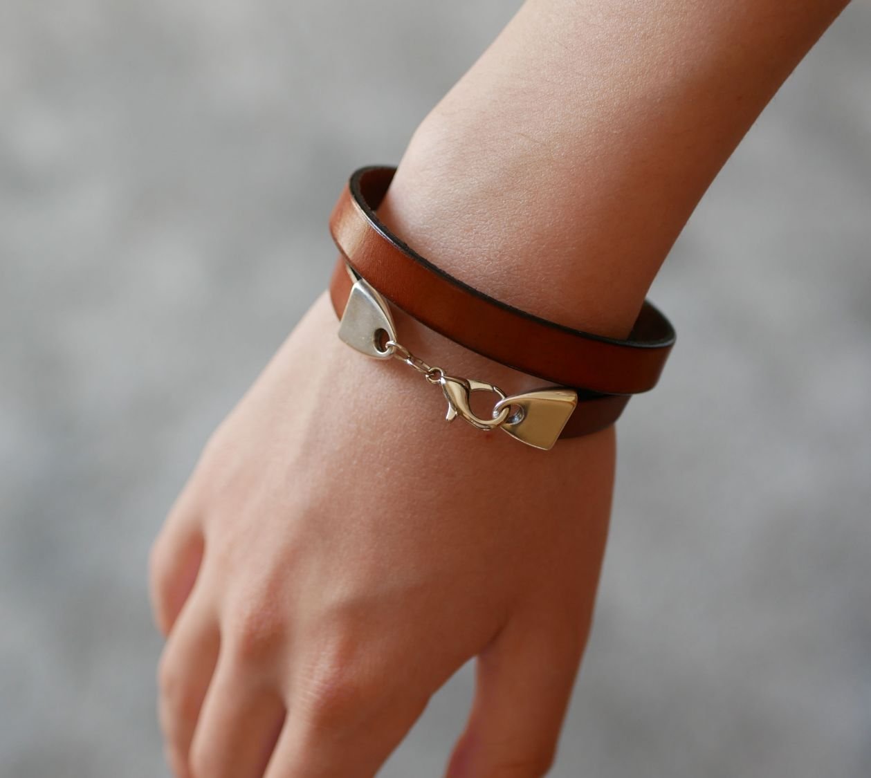 Skräddarsytt läderarmband dekorerat med en cabochon av livets träd