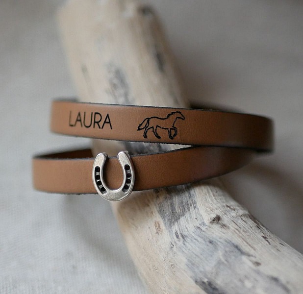 Skr&auml;ddarsytt l&auml;derarmband dekorerat med en liten h&auml;stsko 