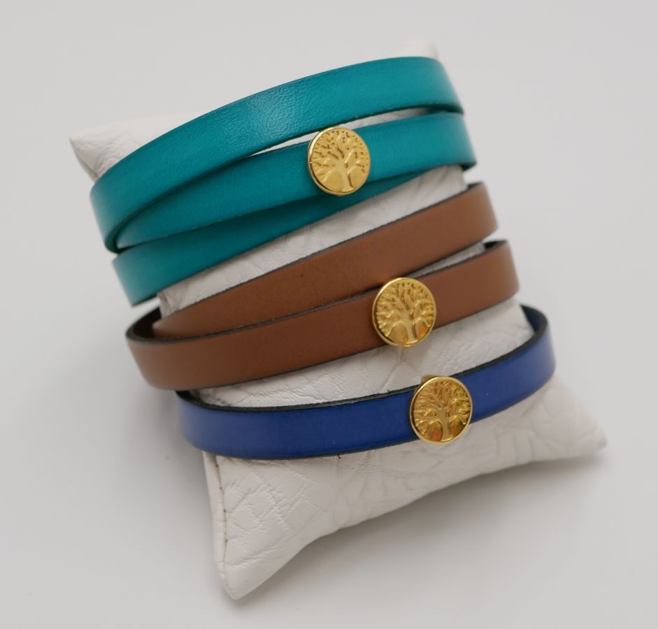 Skräddarsytt läderarmband dekorerat med ett gyllene livsträd 