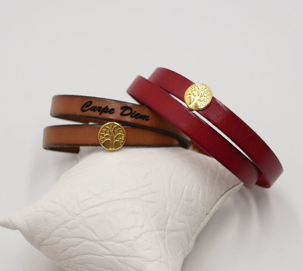 Skräddarsytt läderarmband dekorerat med ett gyllene livsträd 