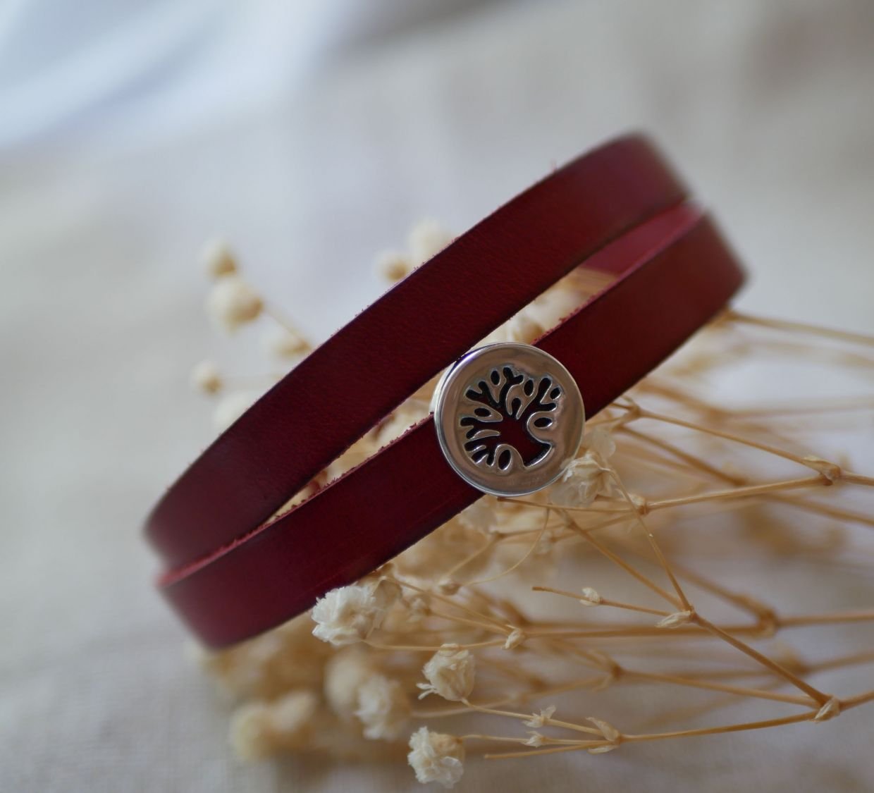 Skräddarsytt läderarmband dekorerat med en cabochon av livets träd