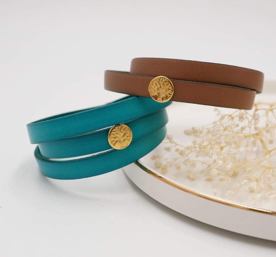 Skräddarsytt läderarmband dekorerat med ett gyllene livsträd 