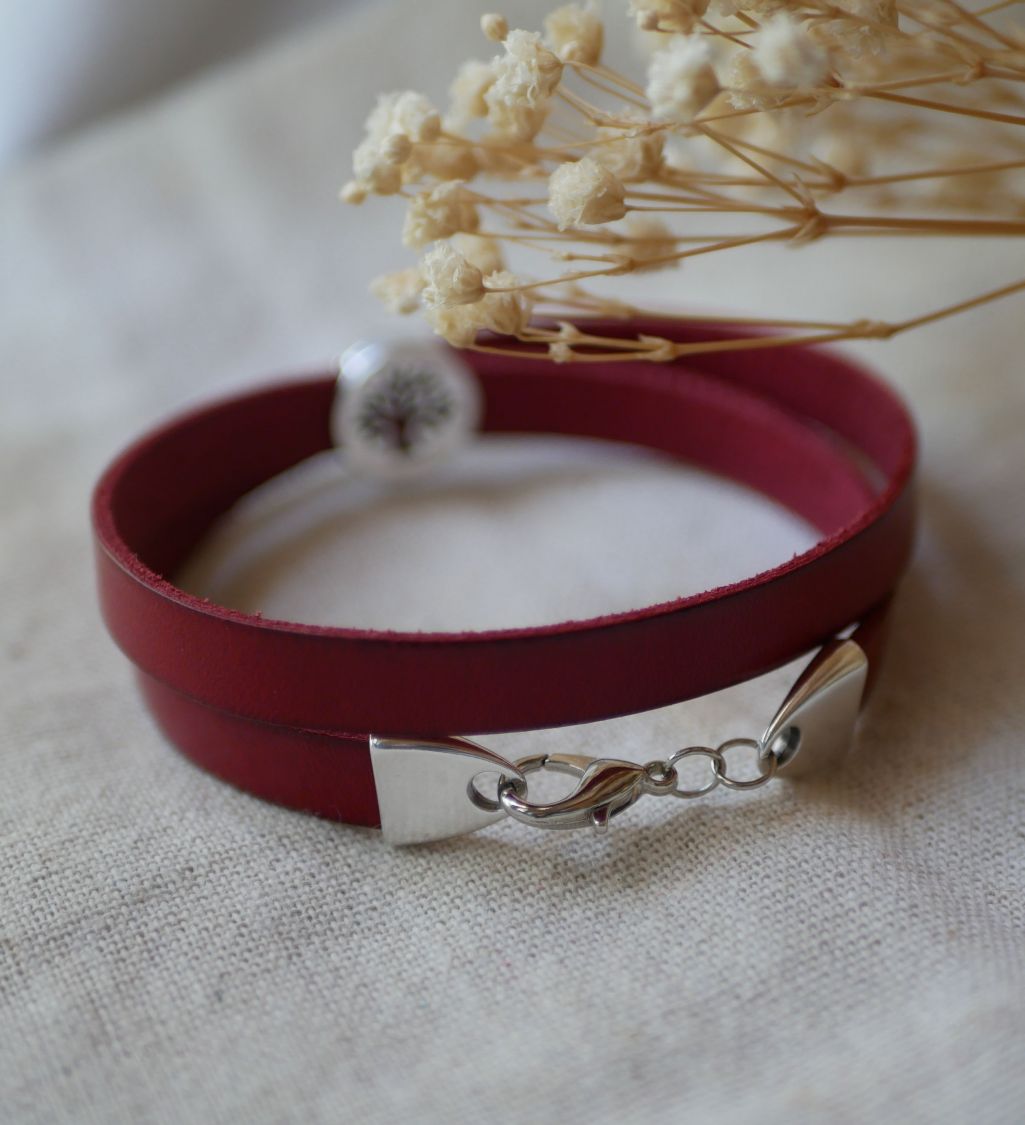 Skräddarsytt läderarmband dekorerat med en cabochon av livets träd