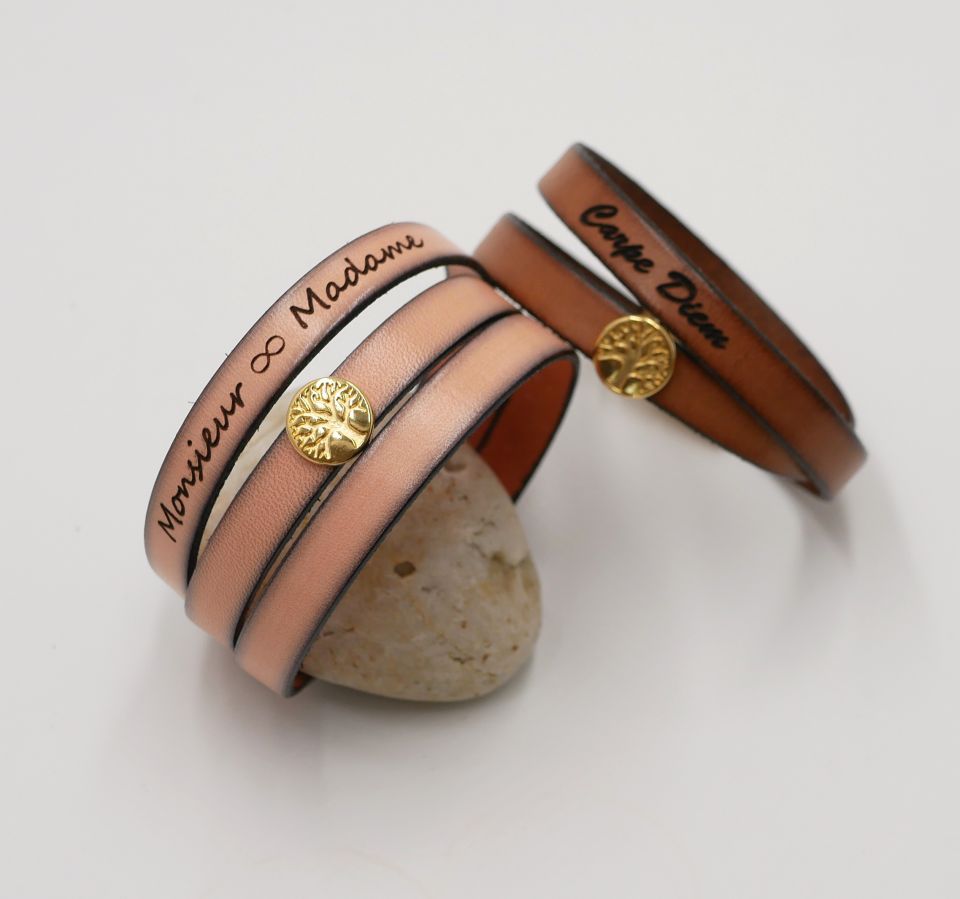 Skräddarsytt läderarmband dekorerat med ett gyllene livsträd 