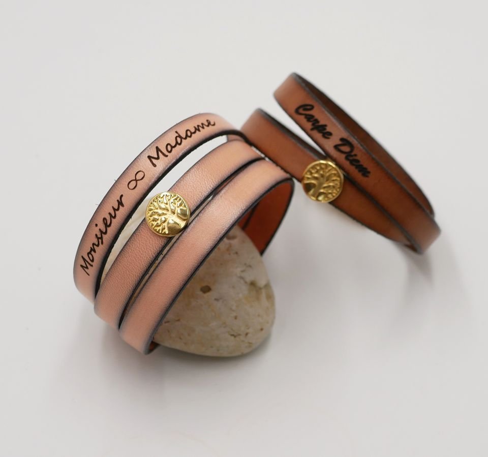 Skräddarsytt läderarmband dekorerat med ett gyllene livsträd 