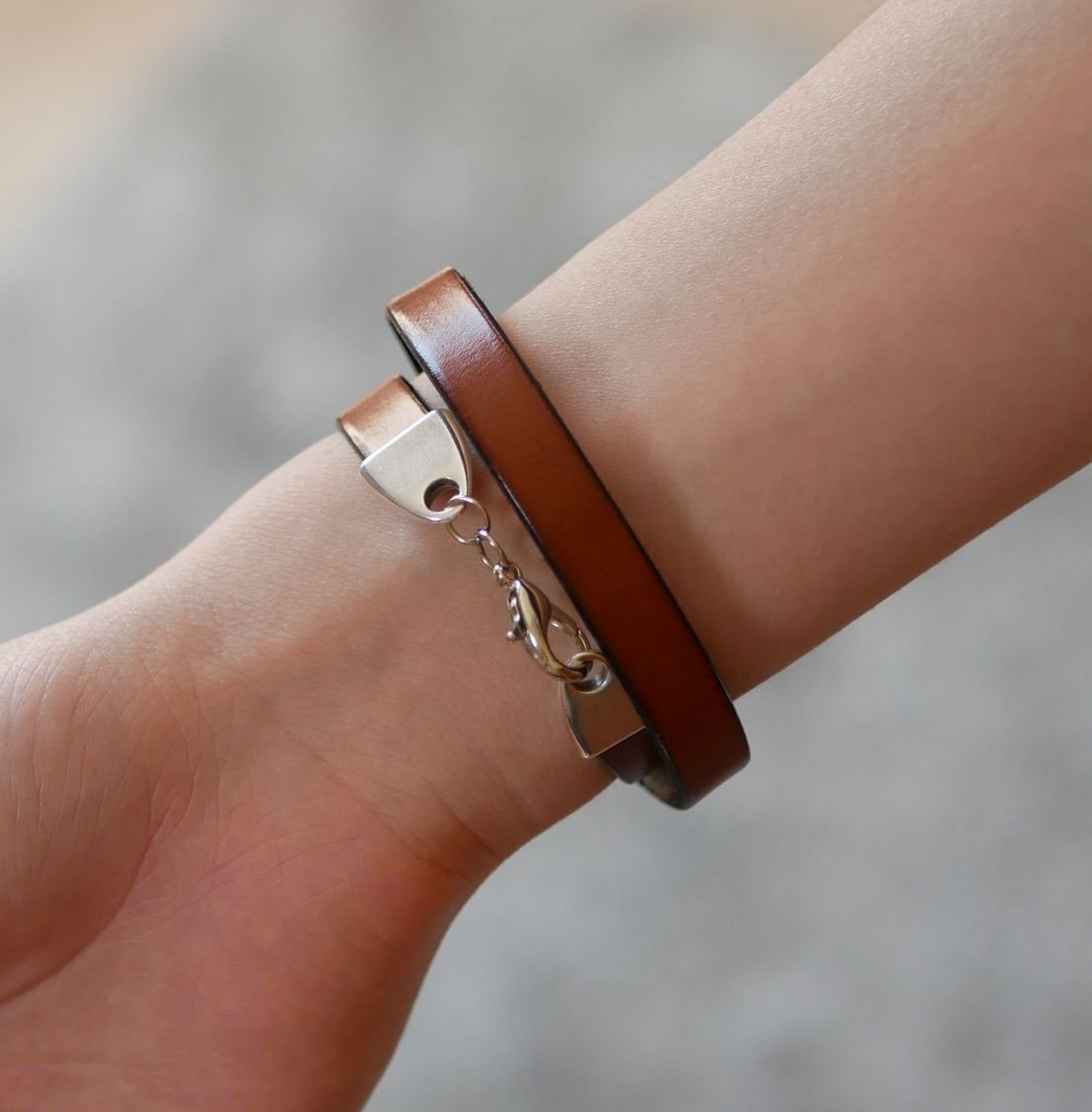 Skräddarsytt läderarmband dekorerat med en cabochon av livets träd