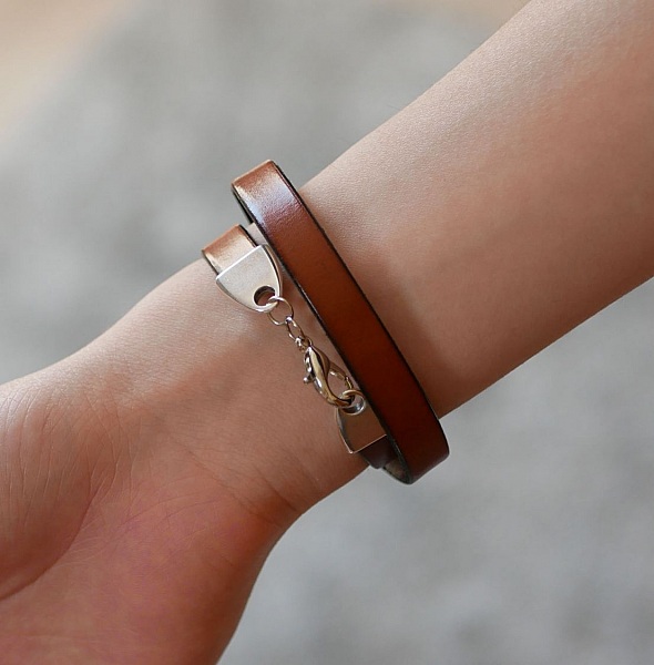 Skr&auml;ddarsytt l&auml;derarmband dekorerat med en cabochon av livets tr&auml;d