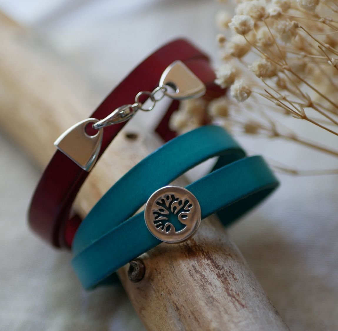 Skräddarsytt läderarmband dekorerat med en cabochon av livets träd