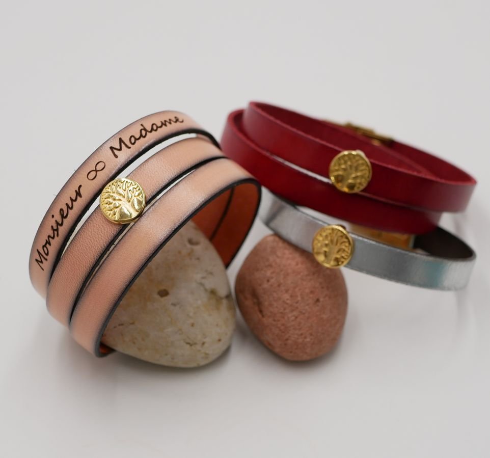 Skräddarsytt läderarmband dekorerat med ett gyllene livsträd 