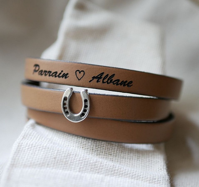 Skr&auml;ddarsytt l&auml;derarmband dekorerat med en liten h&auml;stsko 