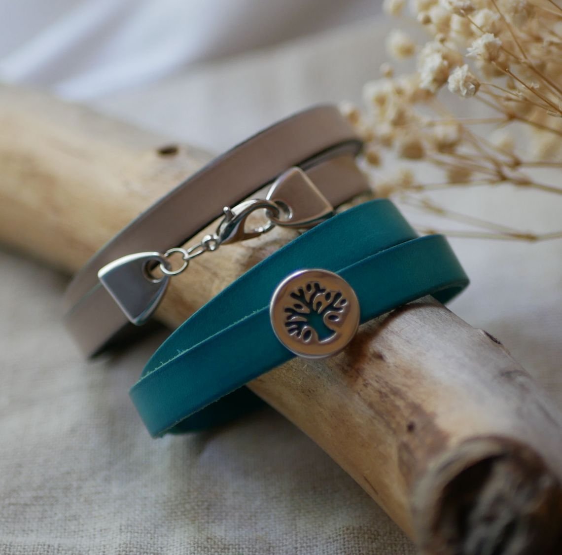 Skräddarsytt läderarmband dekorerat med en cabochon av livets träd