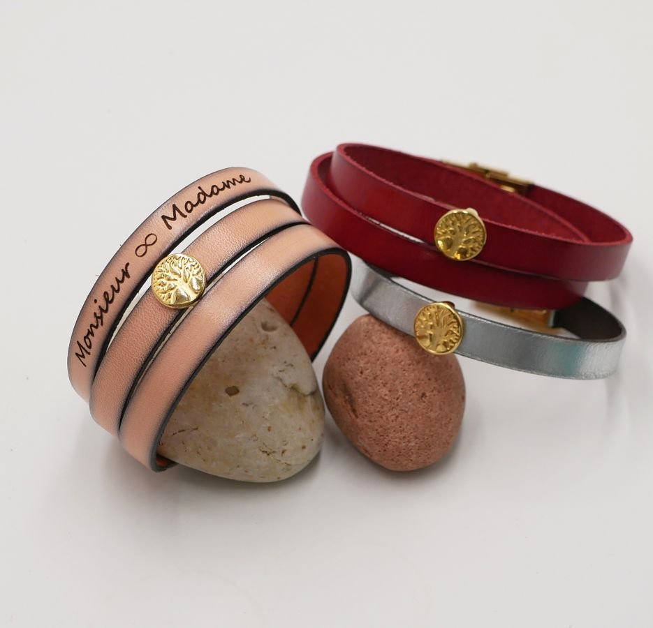Skräddarsytt läderarmband dekorerat med ett gyllene livsträd 