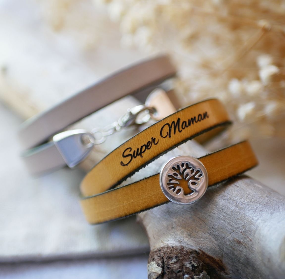 Skräddarsytt läderarmband dekorerat med en cabochon av livets träd