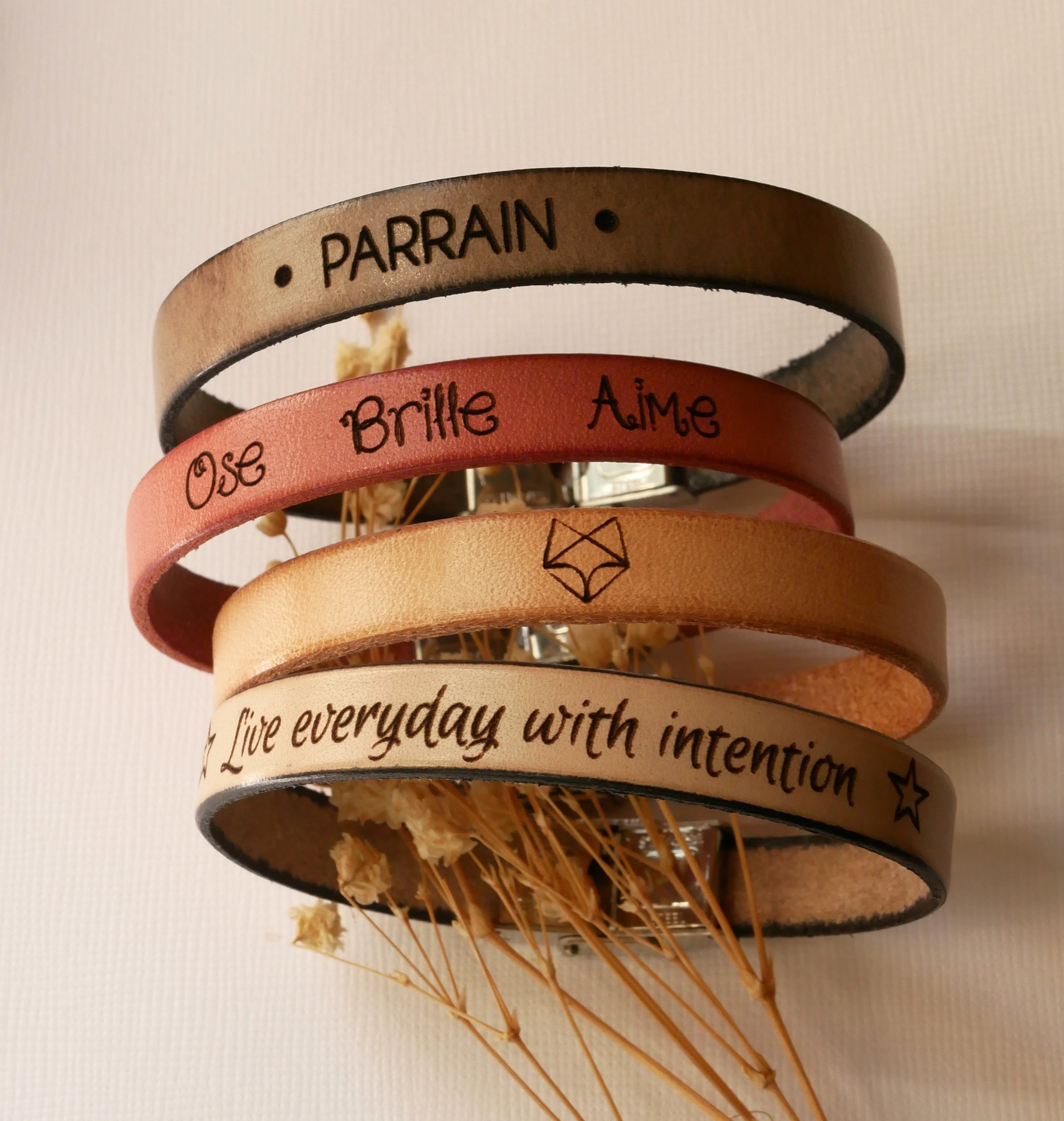 Personligt l&auml;derarmband f&ouml;r m&auml;n eller kvinnor graverat med namn eller meddelande