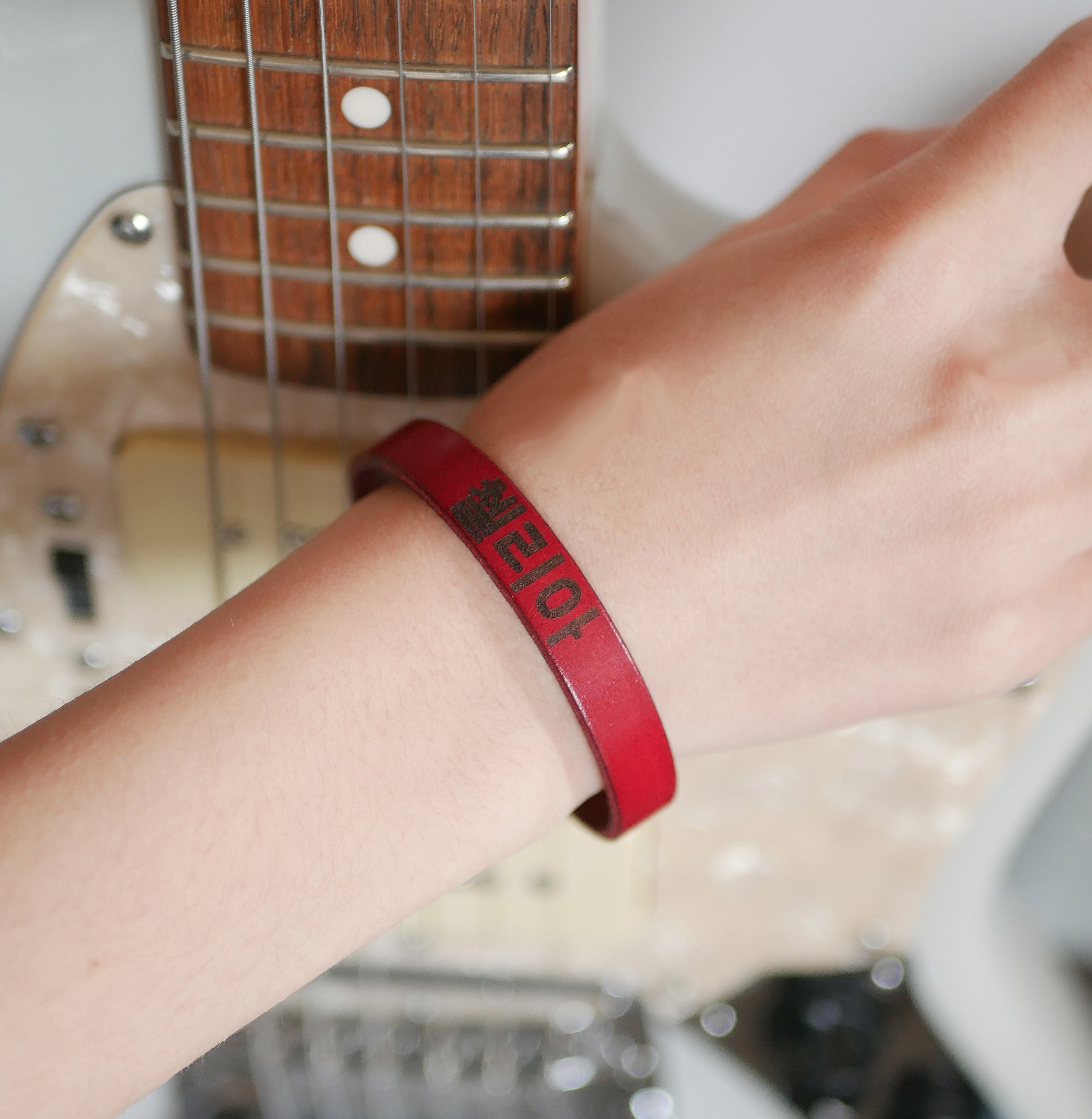 Bracelet en cuir rouge personnalisé avec prénom en coréen.