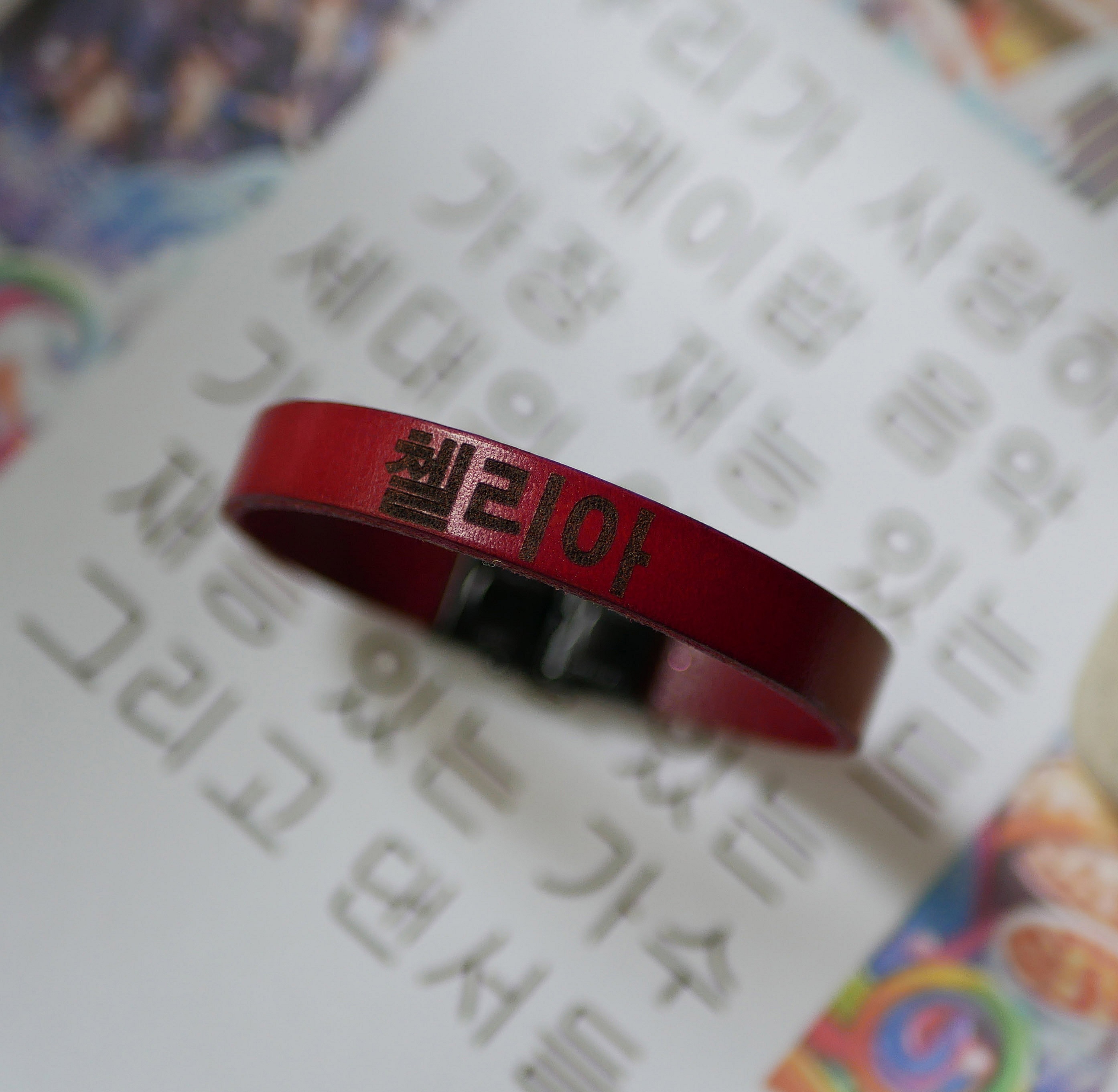 Bracelet en cuir rouge personnalisé avec un prénom coréen.