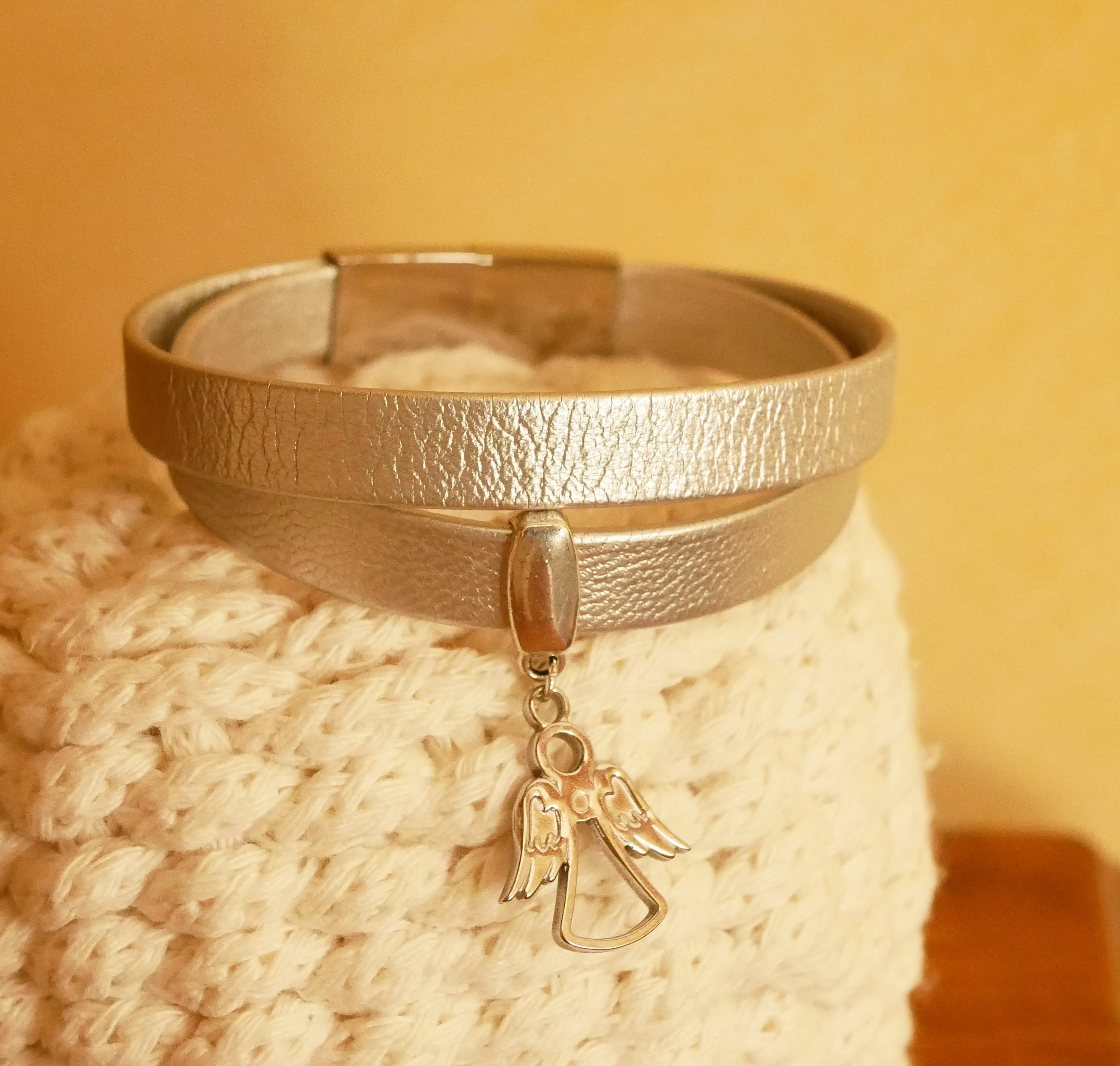 Dubbelt smidigt l&auml;derband, silverpl&auml;terat, med valfritt h&auml;nge