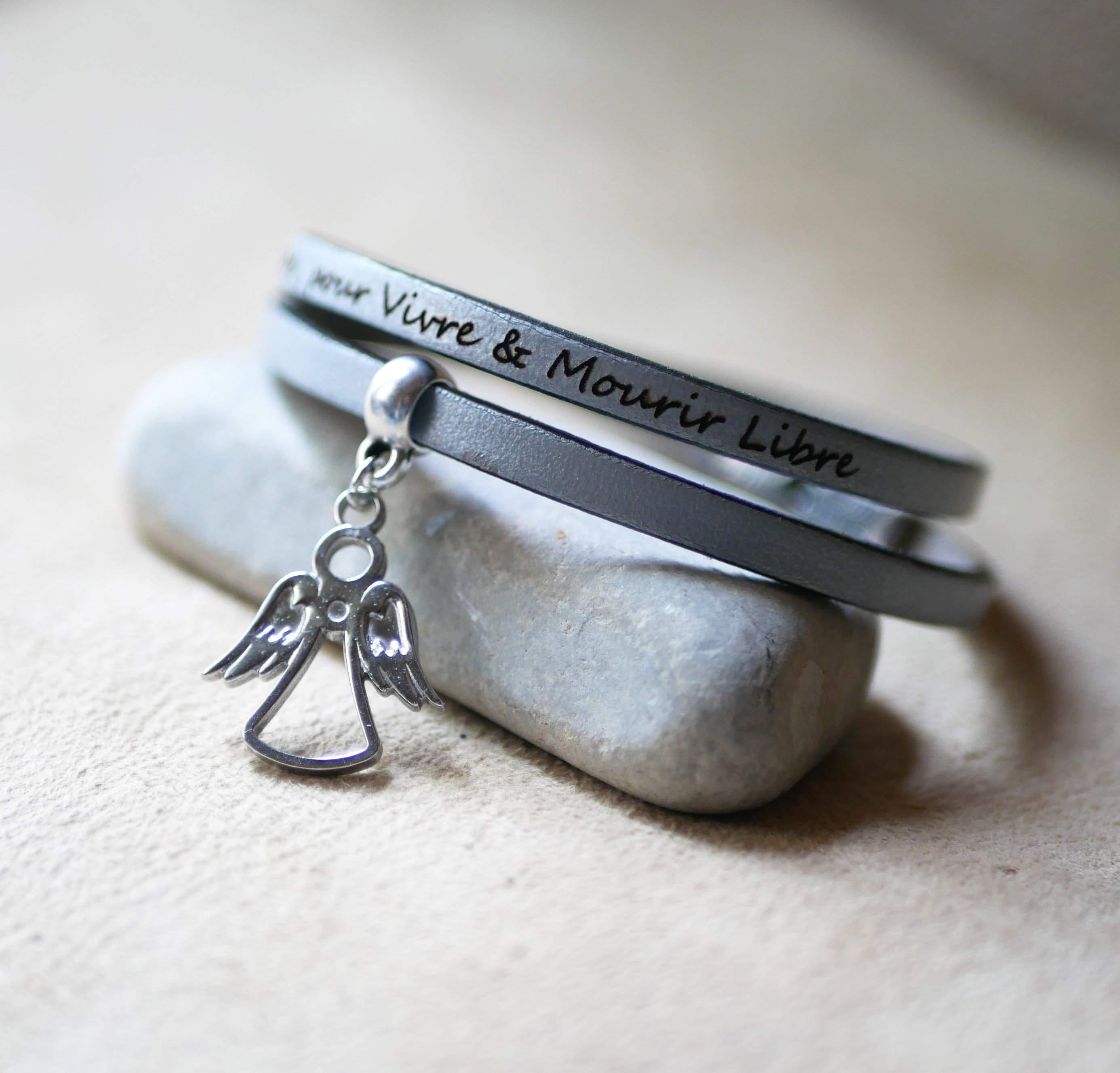 Läderarmband med 2 vändningar och graverbar berlock