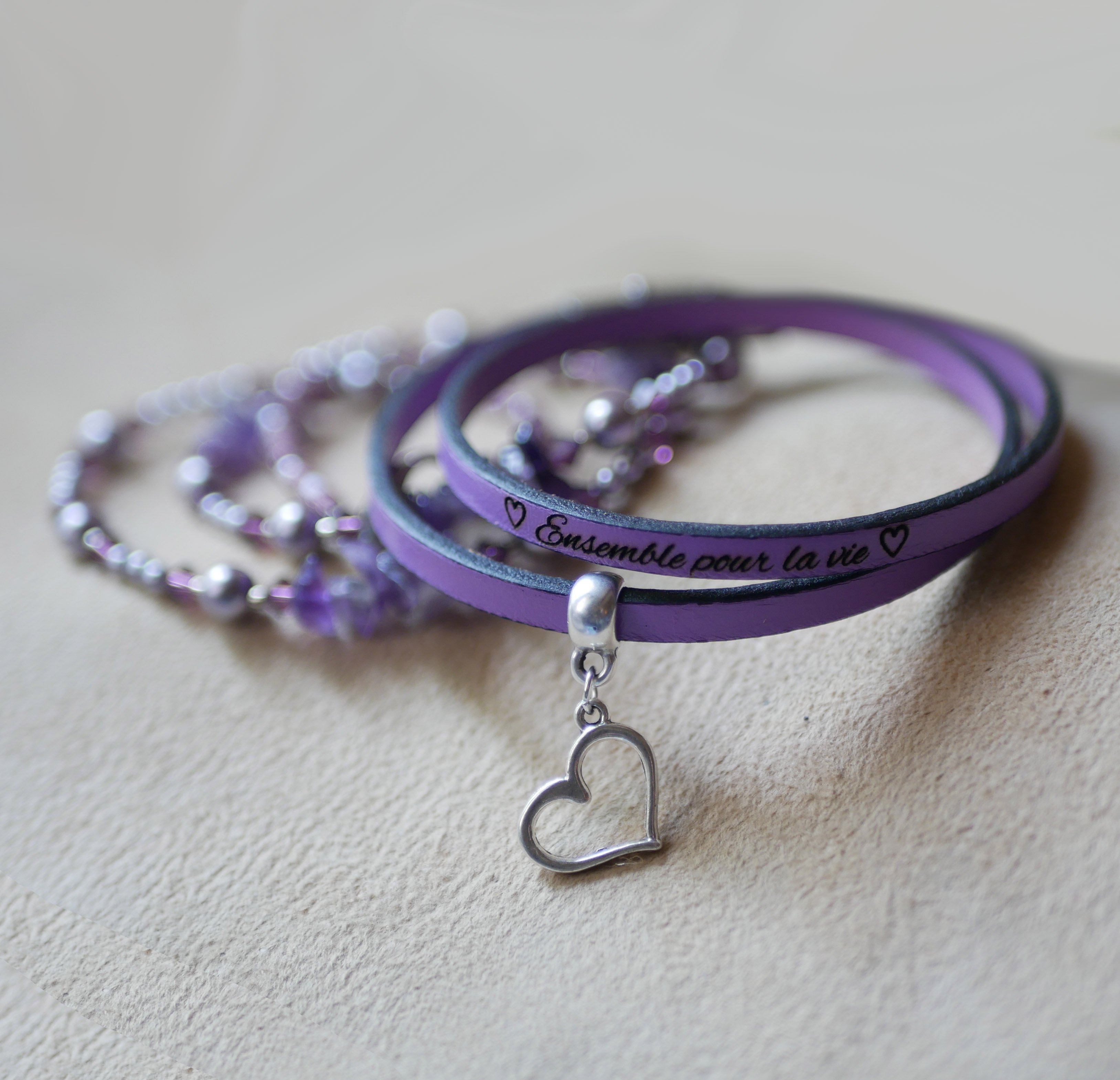 Läderarmband med 2 vändningar och graverbar berlock