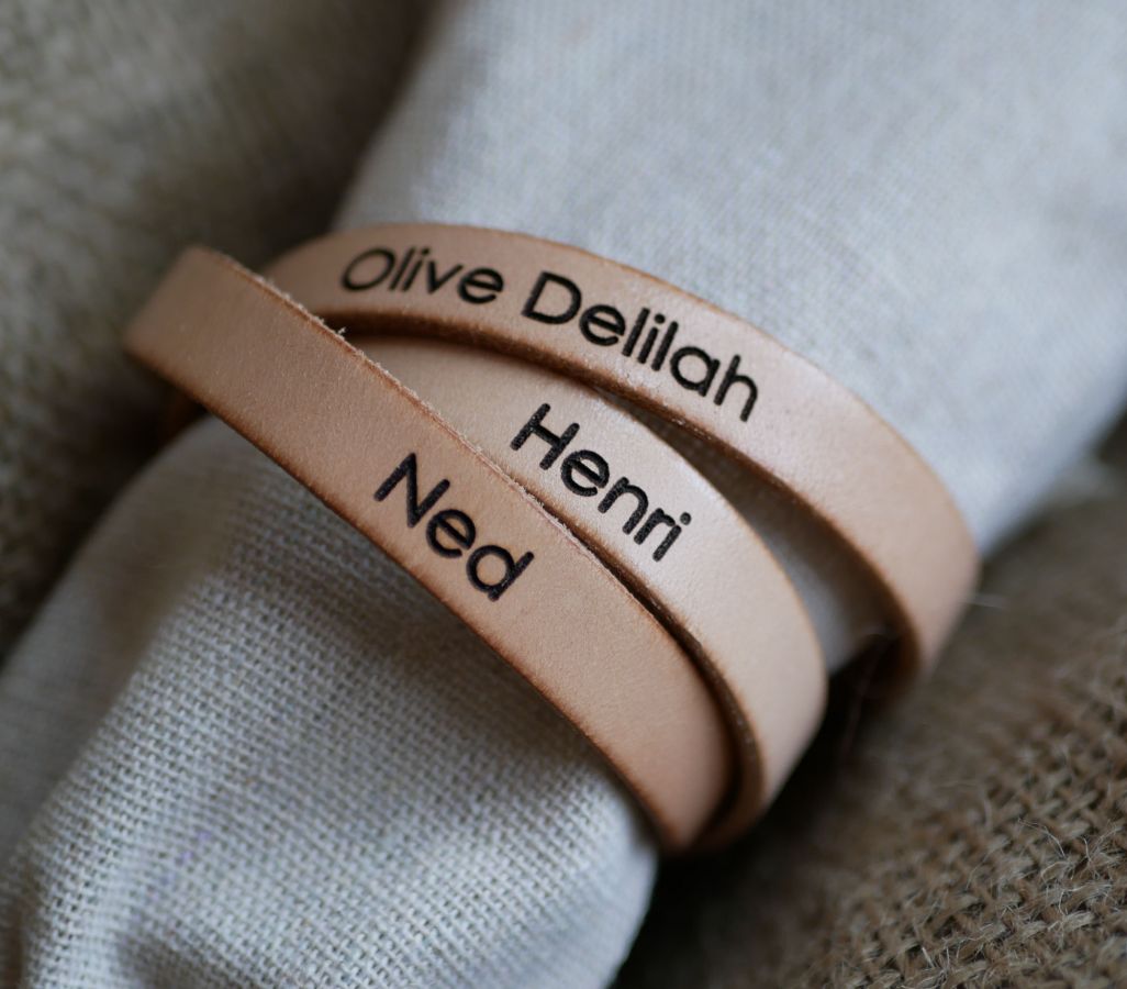 Läderarmband för kvinnor med trippelvridning för att anpassa färg och gravyr 