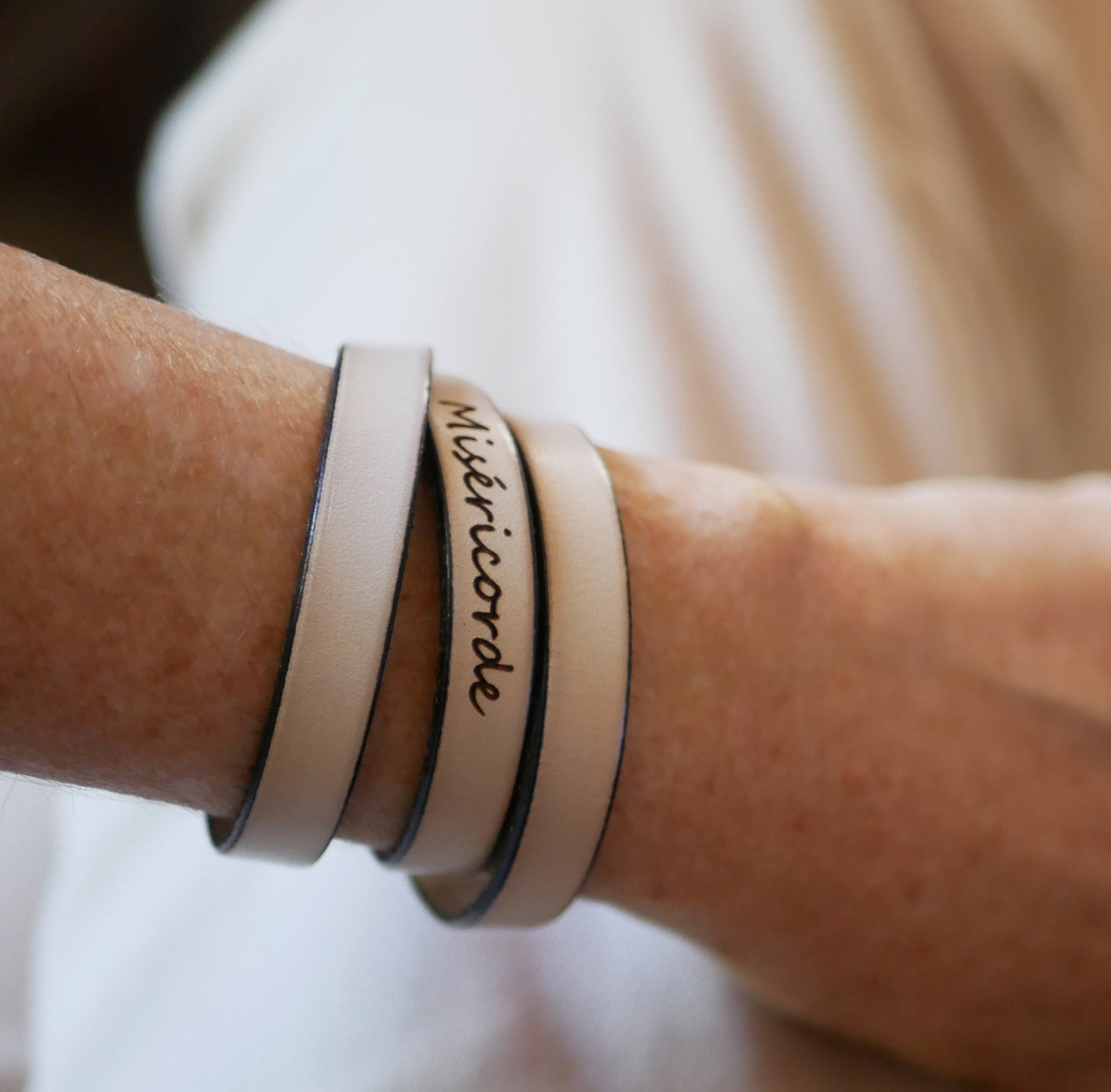 Läderarmband trippel vänder sig man eller kvinna för att vara personlig justerbar spänne