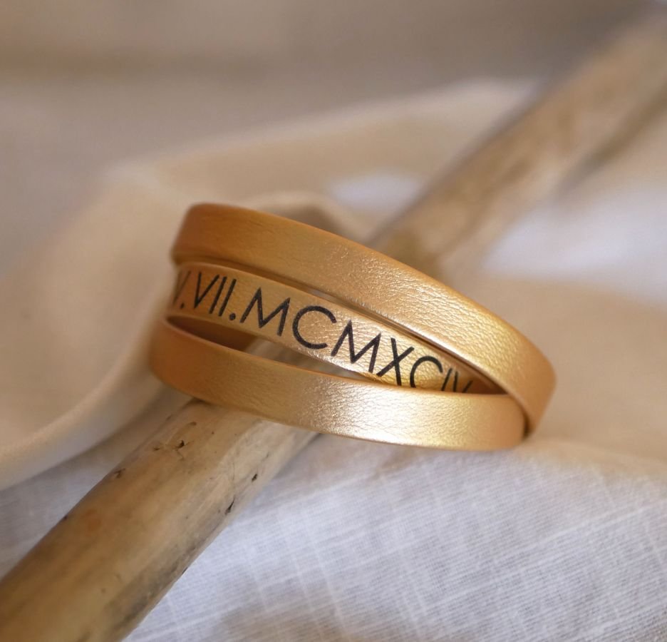 Läderarmband för kvinnor med trippelvridning för att anpassa färg och gravyr 