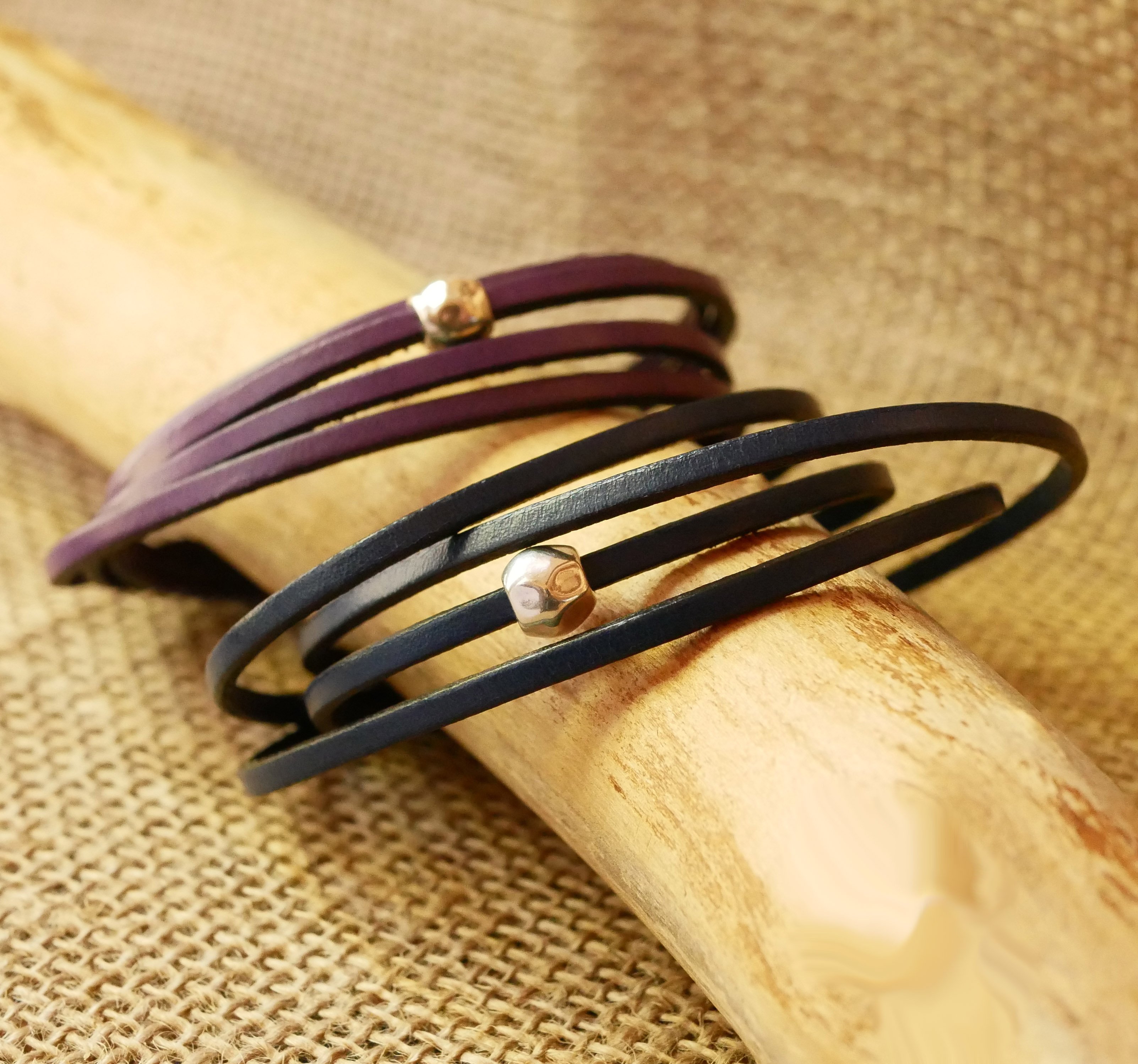 Mycket fint läderarmband, dubbelt varv med pärla 