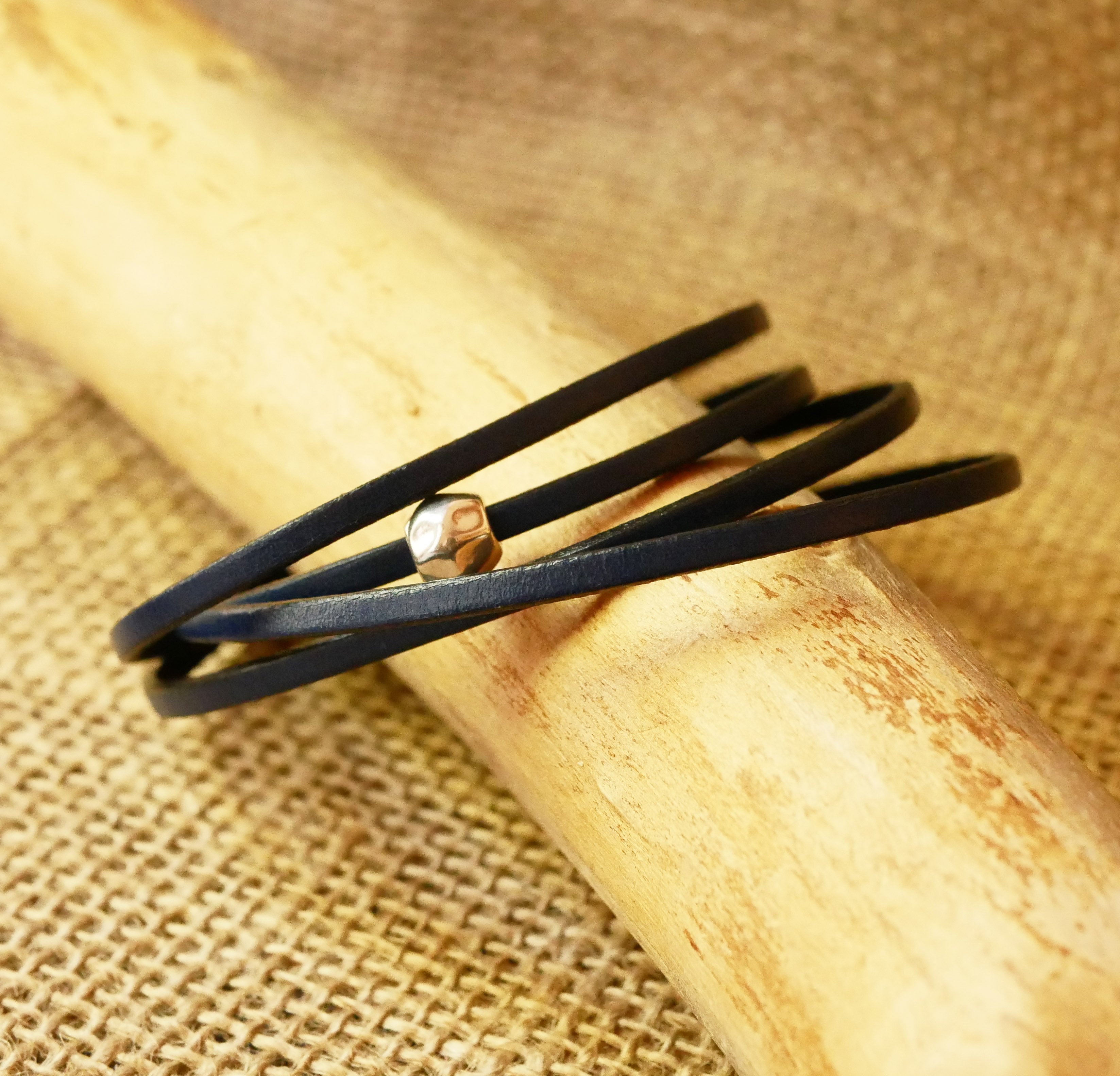 Mycket fint l&auml;derarmband, dubbelt varv med p&auml;rla 